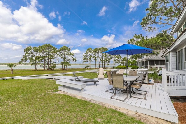 Outdoor dining - Beautiful Lands End Townhome with Spectacular Water Views & Close to Beach (Hilton Head Island)