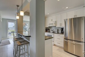 Coffee/tea maker, fridge, microwave, oven - Beautiful Lands End Townhome with Spectacular Water Views & Close to Beach (Hilton Head Island)