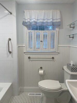 Combined shower/tub, hair dryer, soap - Peaceful, comfortable Cape Cod house close to the shore (North Eastham)
