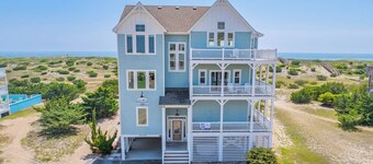 Must See Oceanfront Estate-Lift, Custom Pool, Theater + Game Rms, Hondvriendelijk