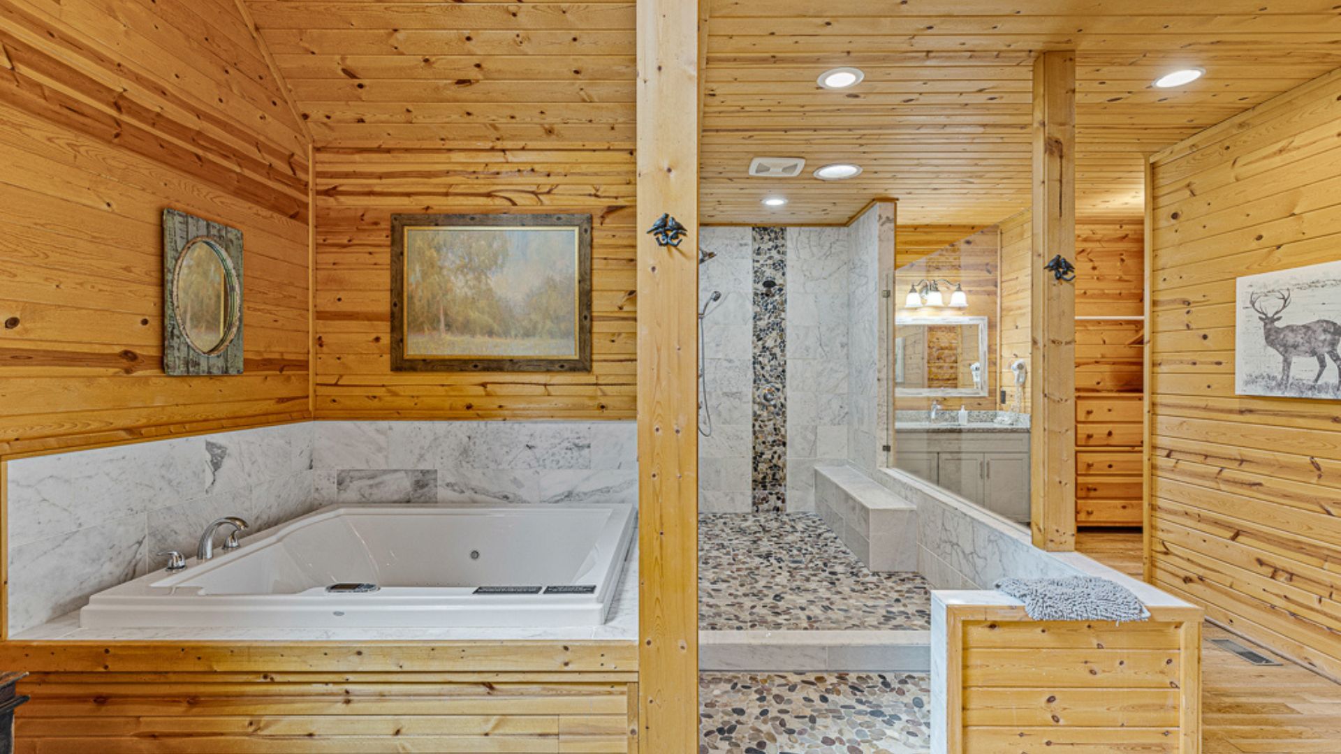 L’intérieur d’un chalet en bois comprend une grande baignoire, un espace douche et un banc en bois.
