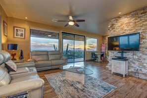 Smart TV, fireplace, DVD player, books - New HILLTOP CASITA in the Foothills with surrounding Mountain and City Views!  (Tucson)