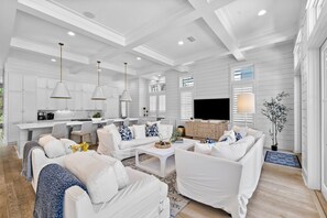 Een televisie, een open haard, een dvd-speler en tafelvoetbal