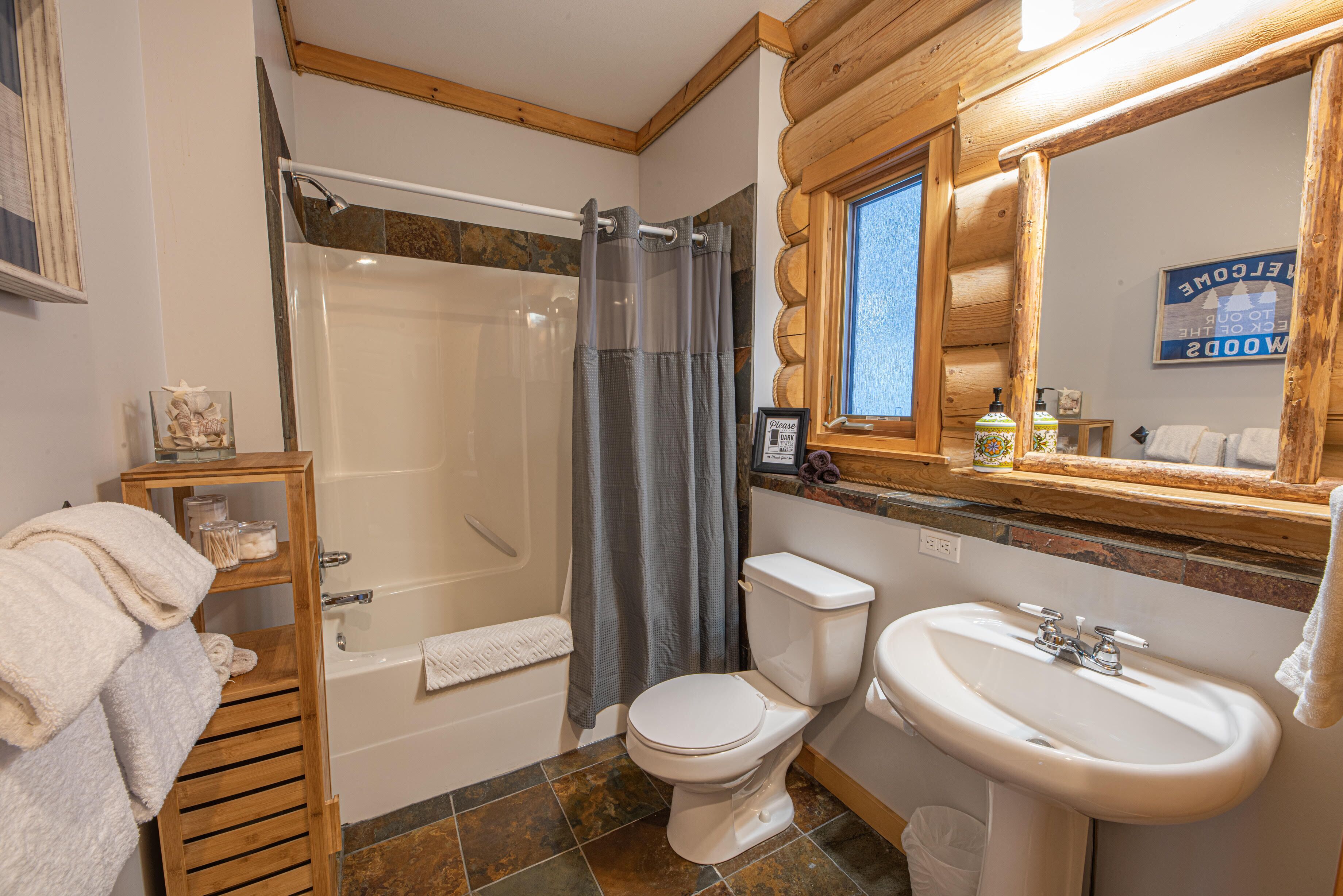 Un baño con bañera, inodoro y lavamanos.