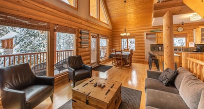 Rocky Mountain Getaway, Beautiful Cabin, Hidden Gem in Kimberley, BC