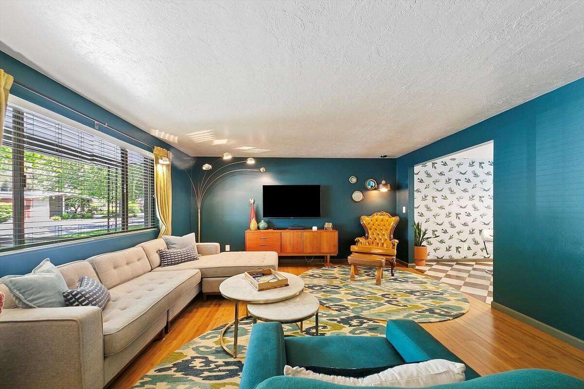 #HabitueHomes - The East End Retreat – King Bed, EV Charger, Natural Spring Pool!