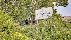 Een bordje voor de Idaho Botanical Garden, omringd door weelderige begroeiing.