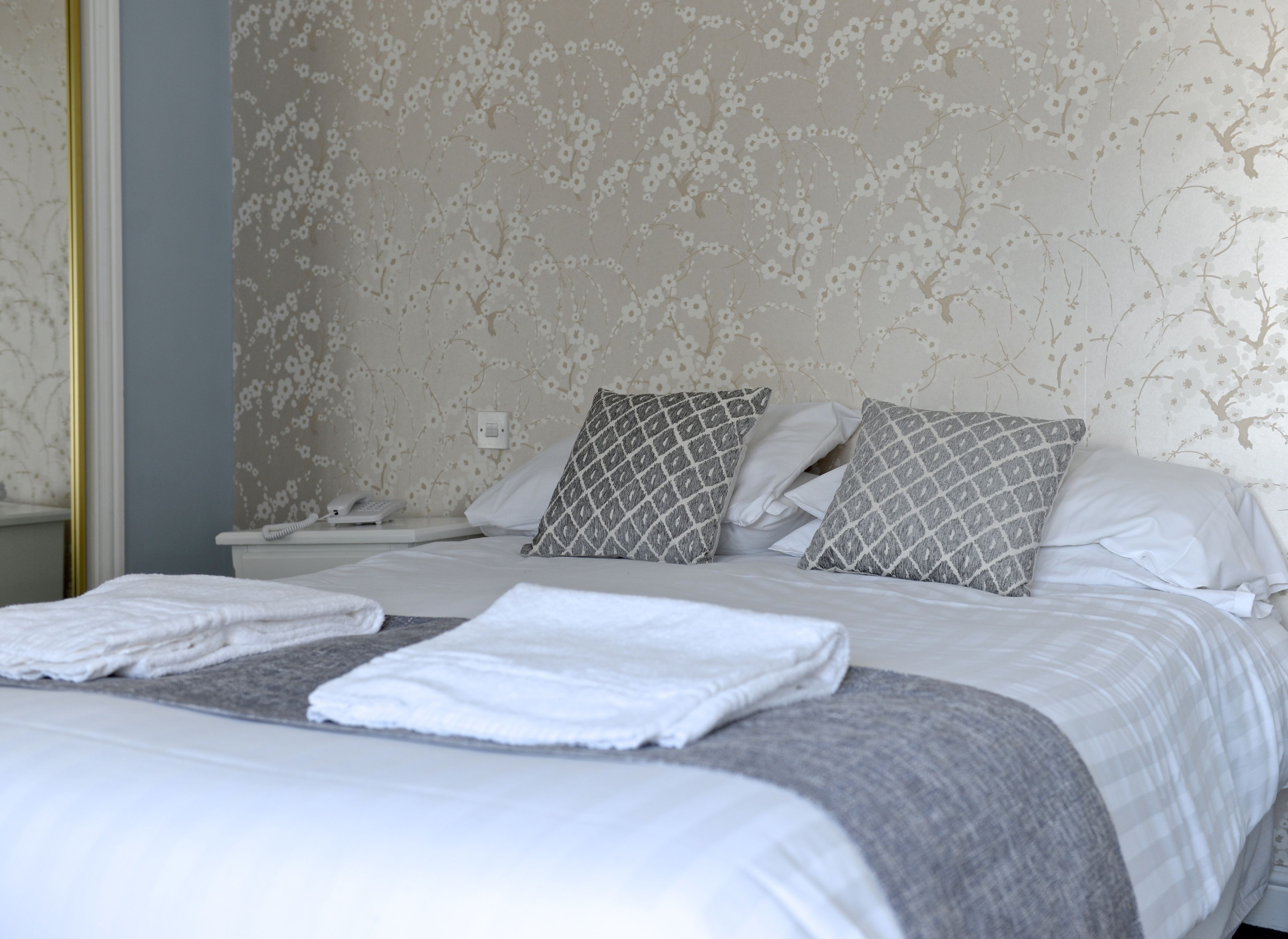 Iron/ironing board, bed sheets