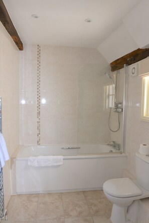 Dreibettzimmer, Mehrere Betten | Badezimmer