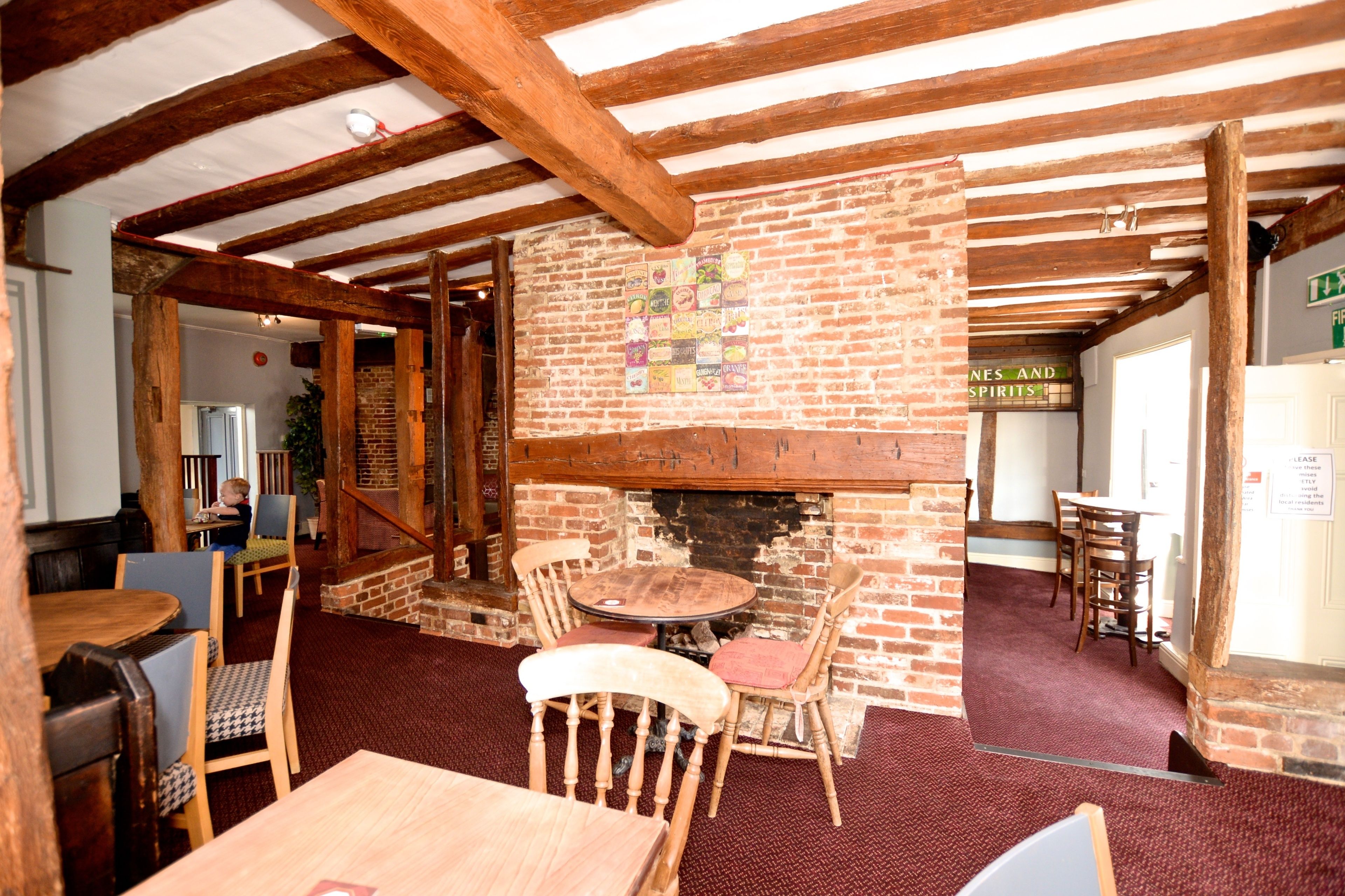 2 bars/lounges