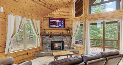 Dreamscape – Secluded Romantic Getaway Near Helen with Hot Tub & Fireplace