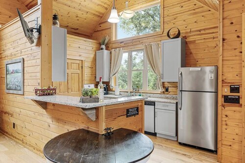 Dreamscape – Secluded Romantic Getaway Near Helen with Hot Tub & Fireplace