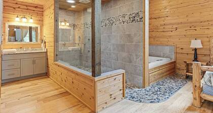 Dreamscape – Secluded Romantic Getaway Near Helen with Hot Tub & Fireplace