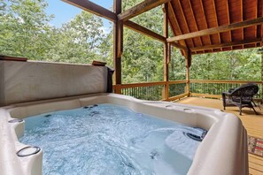 Outdoor spa tub - Dreamscape – Secluded Romantic Getaway Near Helen with Hot Tub & Fireplace (Cleveland)