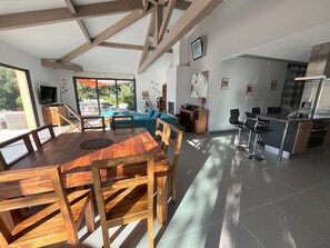 Dining - 200 m² villa, heated swimming pool, 300 m away from Porto Vecchio, South Corsica (Zonza)