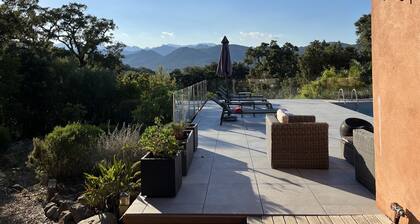 200 m2 Villa mit beheiztem Swimmingpool, 300 m vom Meer entfernt in Sainte-Lucie-de-Porto-Vecchio, im Süden Korsikas