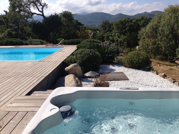 A heated pool - 200 m² villa, heated swimming pool, 300 m away from Porto Vecchio, South Corsica (Zonza)