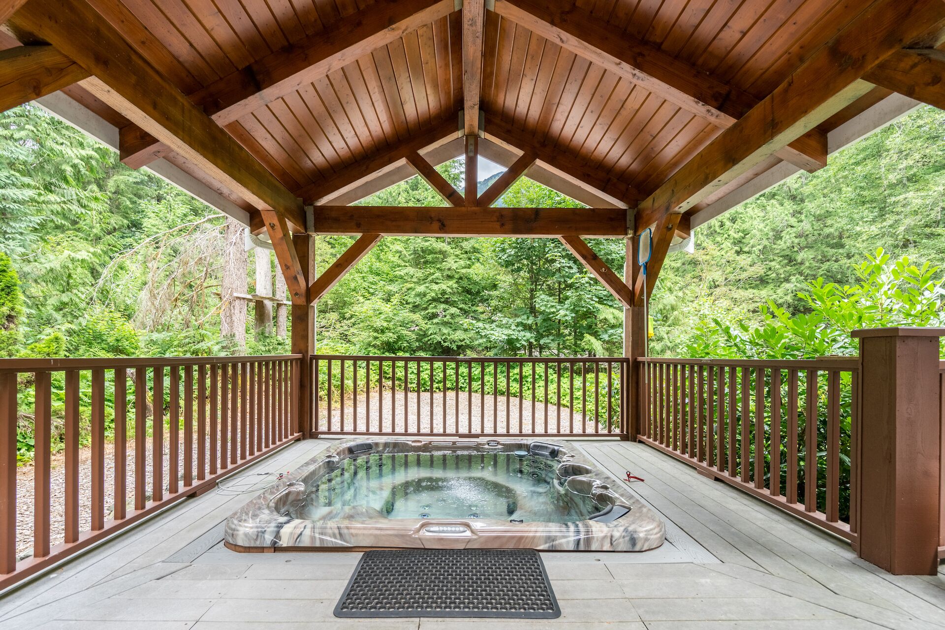 The Baker Chalet - 3 Spacious Levels, AC, EV, Hot Tub, Pool Table, Mountain View