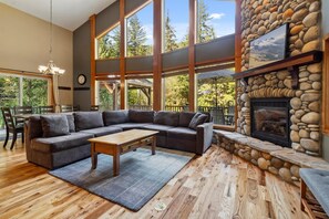 Smart TV, fireplace, DVD player, stereo