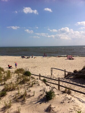 ビーチの近く、サンラウンジャー