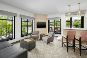 Ropa de cama hipoalergénica, camas con pillow-top y escritorio 