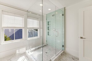 Combined shower/tub, jetted tub, hair dryer, towels