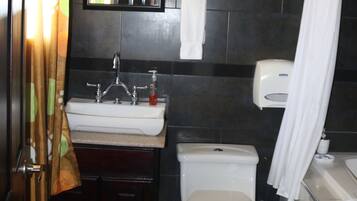 Family Suite, Multiple Beds, Non Smoking | Bathroom | Free toiletries, hair dryer, towels