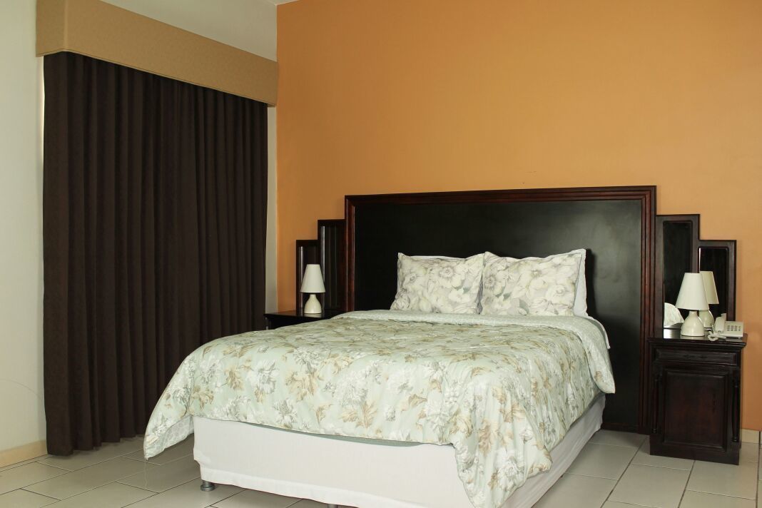 Executive Suite, 1 King Bed, Jetted Tub | Iron/ironing board, rollaway beds, free WiFi, bed sheets