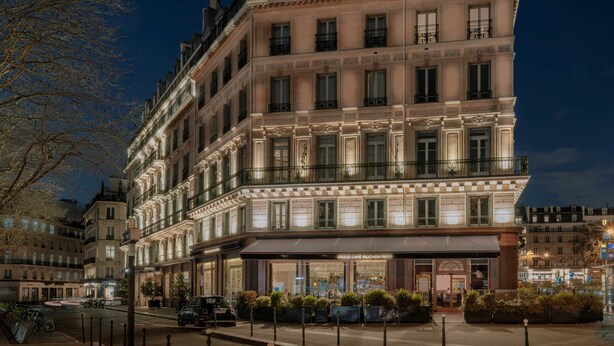 Un edificio de varios pisos con un estilo arquitectónico clásico, con balcones y ventanas amplias.