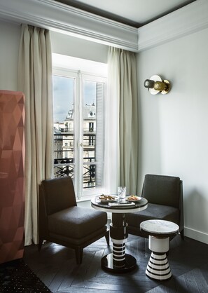 Deluxe Double or Twin Room | Living area | 110-cm flat-screen TV with cable channels, Netflix, offices - Fauchon L'Hotel Paris (Paris)