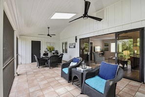 Interior - Woodlawn Cottage - Beachfront (Jekyll Island)