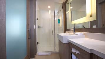 Combined shower/bathtub, designer toiletries, hair dryer, towels