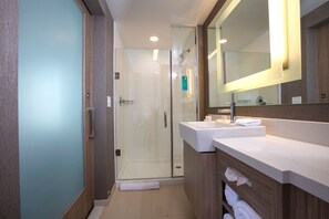 Duschwanne, Designer-Toilettenartikel, Haartrockner, Handtücher