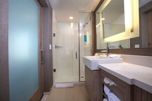 淋浴/盆浴组合、名牌洗护用品、吹风机、毛巾