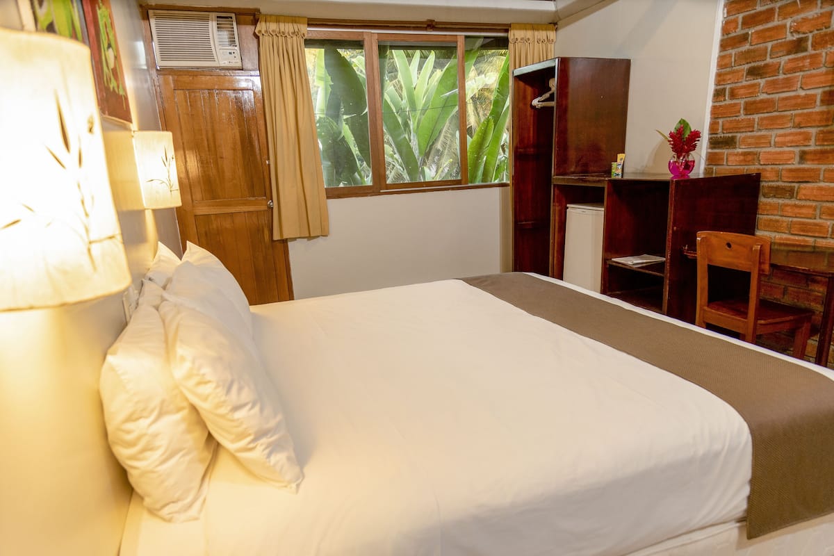 Een minibar, een kluis op de kamer, een bureau, gratis wifi