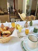 Desayuno continental diario (EUR 13 por persona)