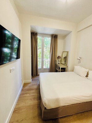 ห้องสแตนดาร์ด | 1 ห้องนอน, เครื่องนอนระดับพรีเมียม, โต๊ะทำงาน, ผ้าม่านกันแสง
