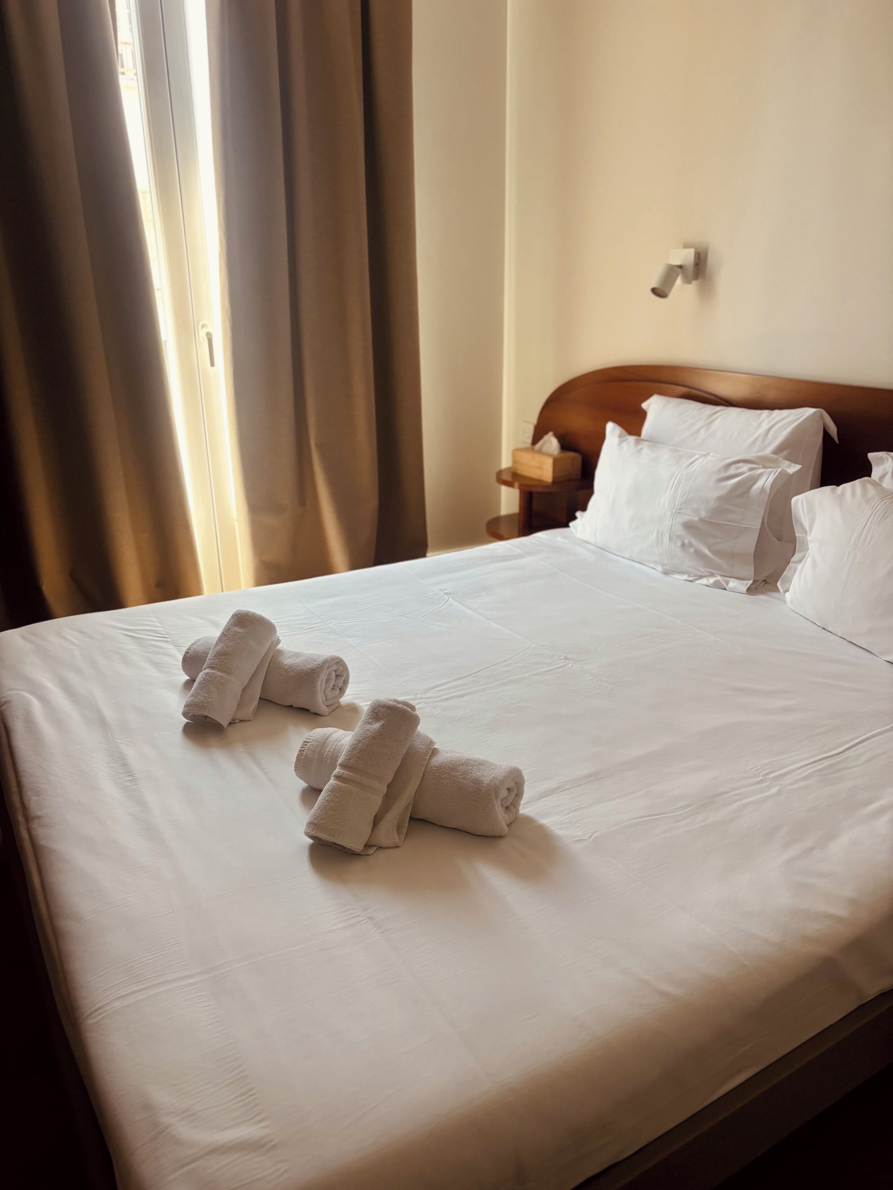 Phòng đôi | 1 phòng ngủ, bộ đồ giường cao cấp, bàn, màn/rèm cản sáng 