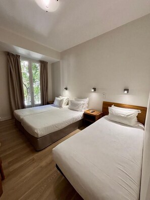 트리플룸 | 1 개의 침실, 고급 침구, 책상, 암막 커튼