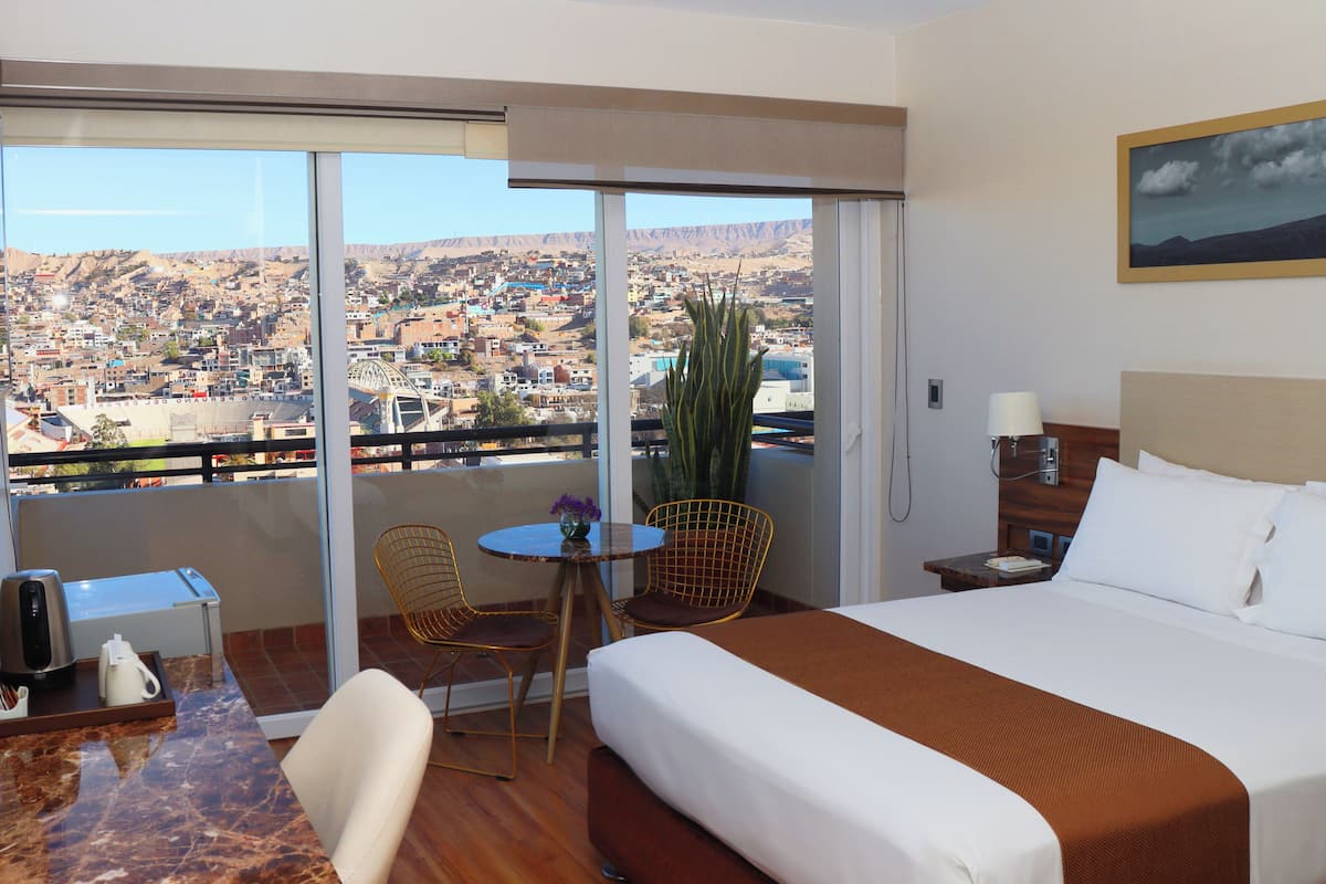 Single Room, 1 Queen Bed | Minibar, in-room safe, desk, free WiFi