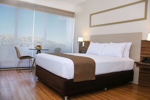 Double Room, 1 Queen Bed | Minibar, in-room safe, desk, free WiFi