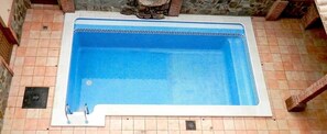 En säsongsöppen utomhuspool