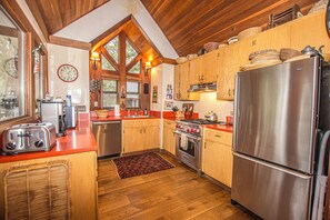 Fridge, microwave, oven, stovetop - Rockwood by Hauserman Rentals (Carnelian Bay)