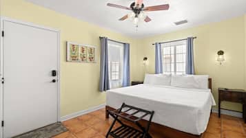 Una scrivania, Wi-Fi, lenzuola