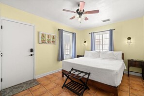 Escritorio, wifi y ropa de cama 