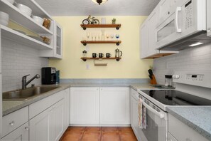 Refrigerador, microondas, parrilla de estufa y cafetera y tetera 