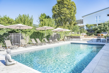 Una piscina al aire libre de temporada