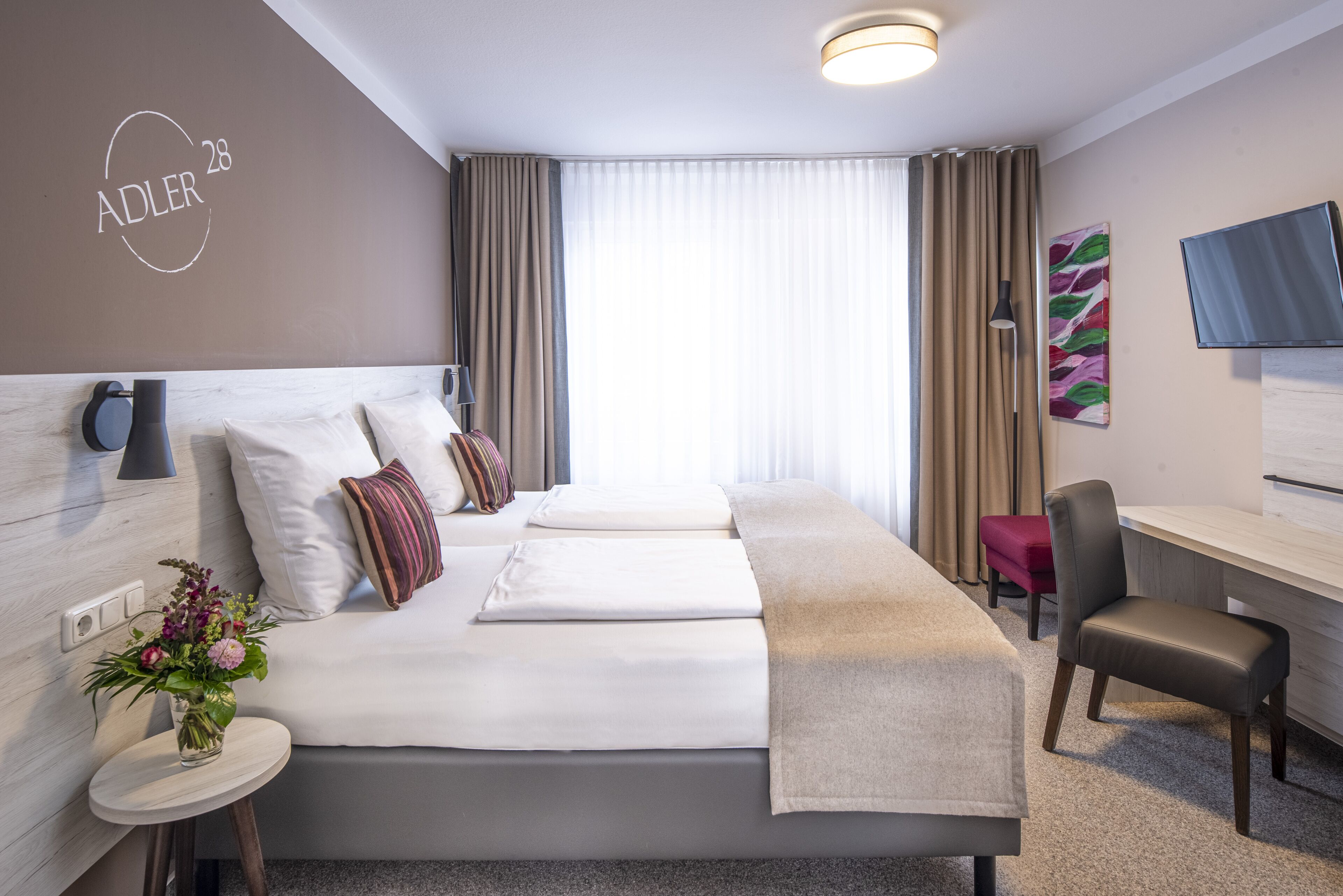 Caja de seguridad en la habitación, escritorio y insonorización 