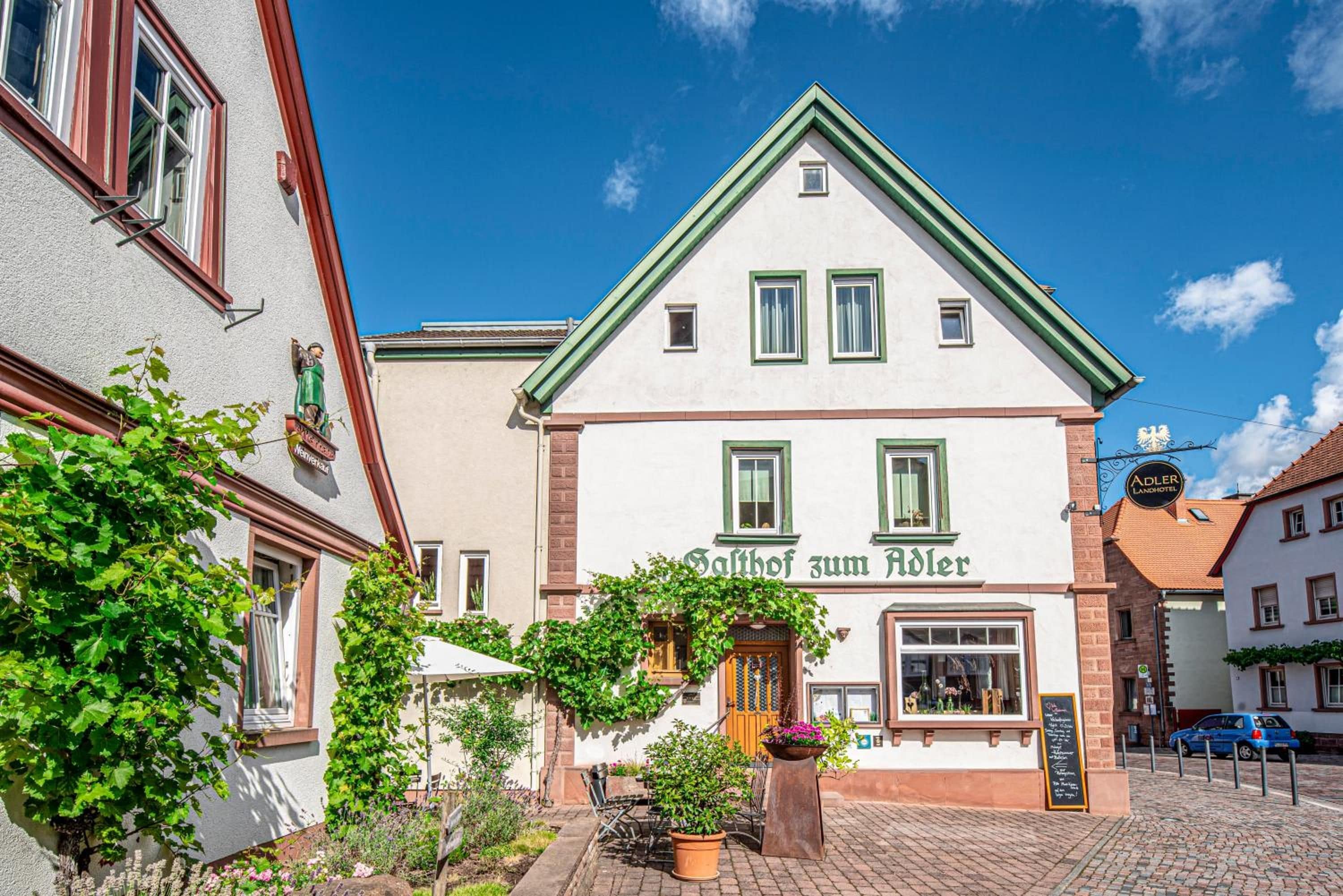 Ein traditionelles Gebäude mit einem Schild, auf dem 'Salthof zum Adler' steht.