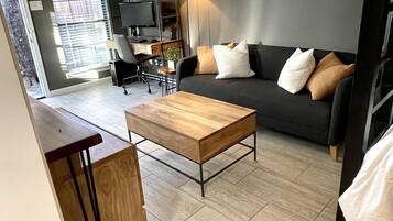 Een smart-tv en een computerscherm